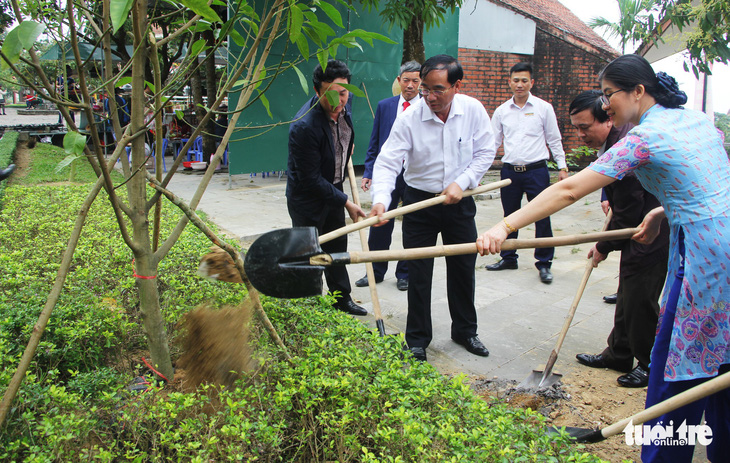 Không dâng bánh chưng khủng lên mộ thân mẫu Bác Hồ - Ảnh 1.