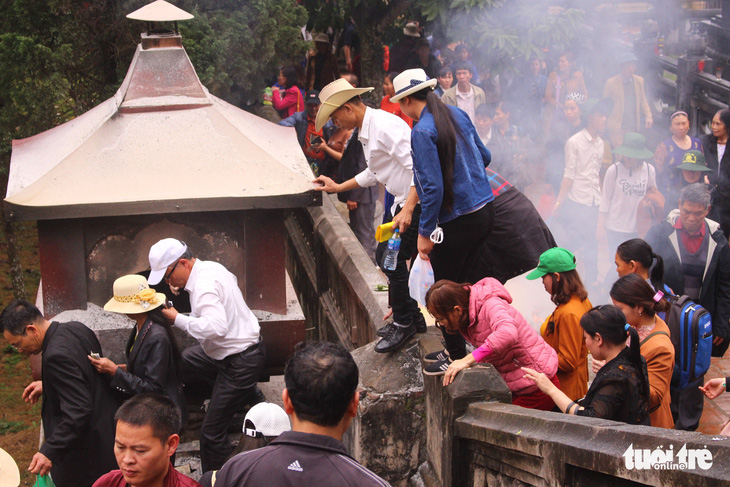 Trèo tường vào chùa trong ngày khai hội chùa Hương - Ảnh 4.