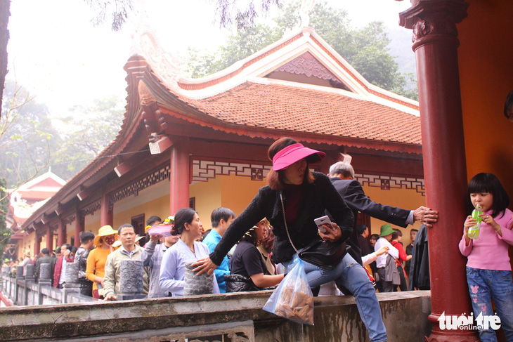 Trèo tường vào chùa trong ngày khai hội chùa Hương - Ảnh 6.