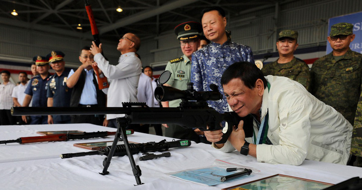 Ông Duterte lại gây với Mỹ: gửi quân sang Trung Quốc học cho cân bằng - Ảnh 1.