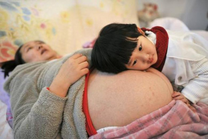 Chê chất lượng trong nước, phụ nữ Trung Quốc ra nước ngoài tìm con - Ảnh 1.