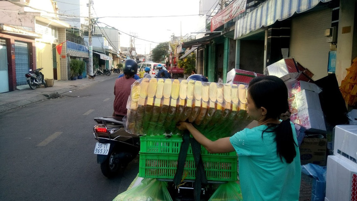 Người Sài Gòn kéo nhau đi mua vàng mã cúng sao, vía Thần Tài - Ảnh 6.