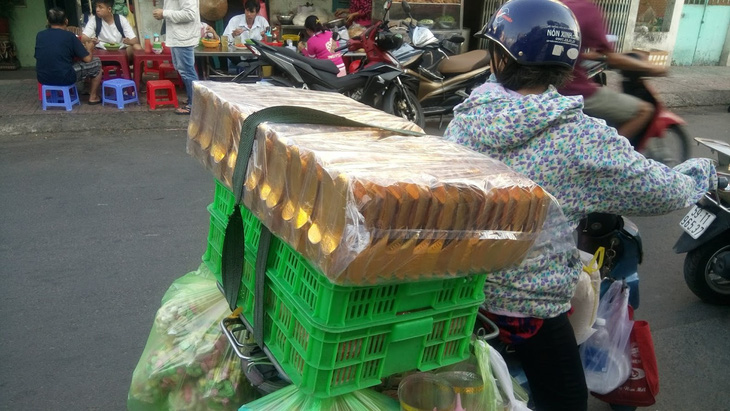 Người Sài Gòn kéo nhau đi mua vàng mã cúng sao, vía Thần Tài - Ảnh 7.