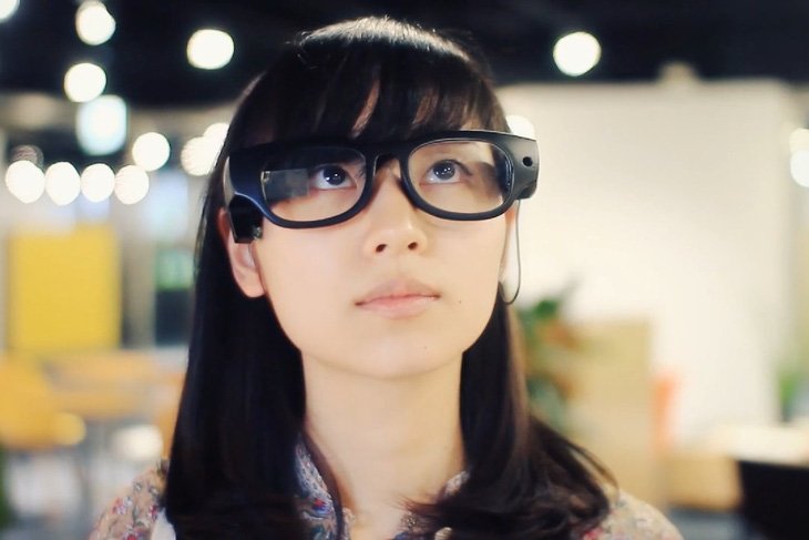 Nhật Bản phát triển kính thông minh chuyển đổi hình ảnh thành giọng nói - Ảnh 1.