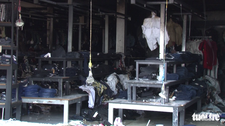 Cháy cửa hàng kinh doanh quần áo, thiệt hại hàng tỷ đồng - Ảnh 1.
