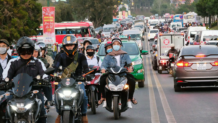 Ngán ngẩm với Đà Lạt kẹt xe y chang TP.HCM lúc cao điểm - Ảnh 2.