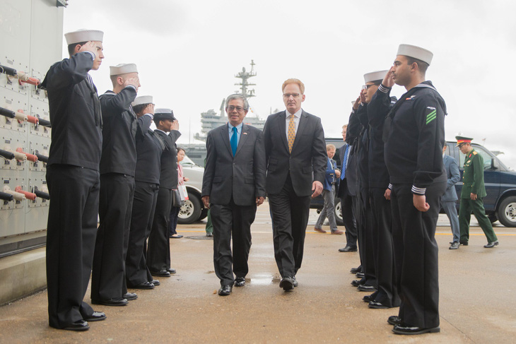 Đại sứ Phạm Quang Vinh thăm tàu sân bay USS George H. W. Bush - Ảnh 1.