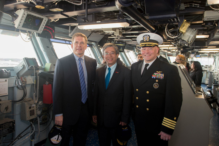 Đại sứ Phạm Quang Vinh thăm tàu sân bay USS George H. W. Bush - Ảnh 3.