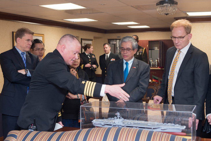 Đại sứ Phạm Quang Vinh thăm tàu sân bay USS George H. W. Bush - Ảnh 2.