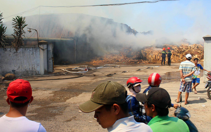 Xưởng sản xuất viên nén gỗ cháy lớn, thiệt hại hàng tỉ đồng