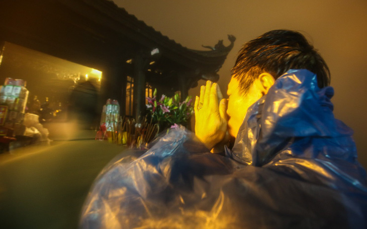 Hôm nay khai hội Yên Tử, người dân nườm nượp lễ bái từ tối khuya