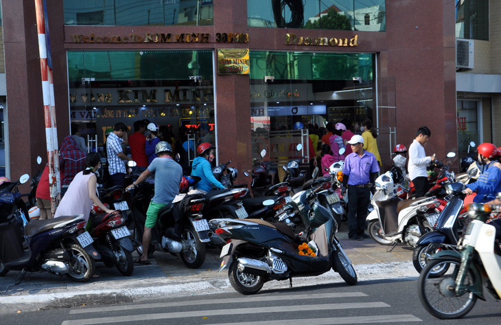 Người dân Vũng Tàu chen nhau mua vàng, heo quay - Ảnh 1.