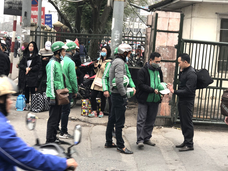 Xe ôm GrabBike nhái tràn lan Hà Nội - Ảnh 1.