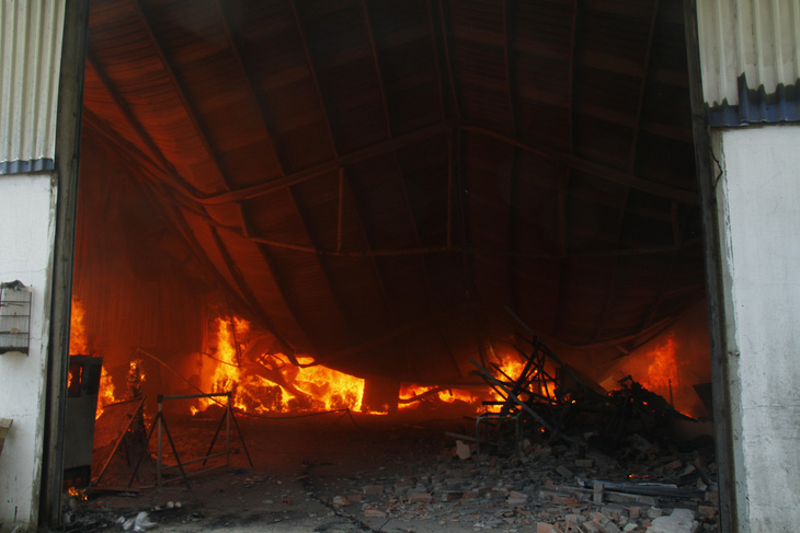 Công ty gỗ cháy lớn ngay ngày khai trương - Ảnh 3.