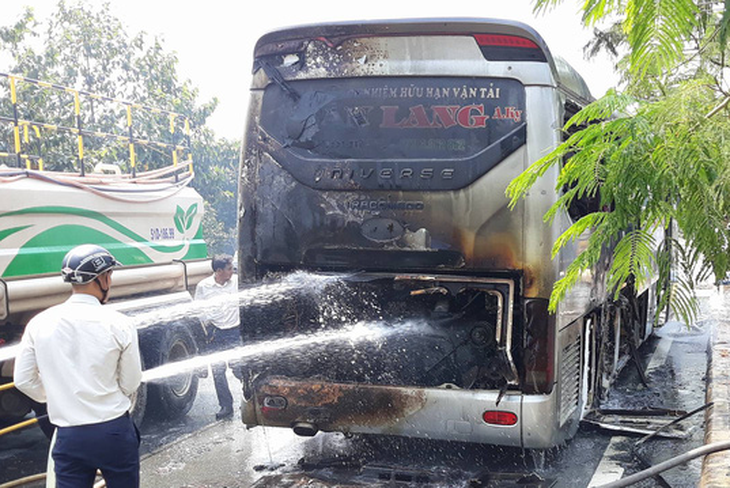 Hành khách tháo chạy khỏi xe khách bốc cháy ở Sài Gòn - Ảnh 1.