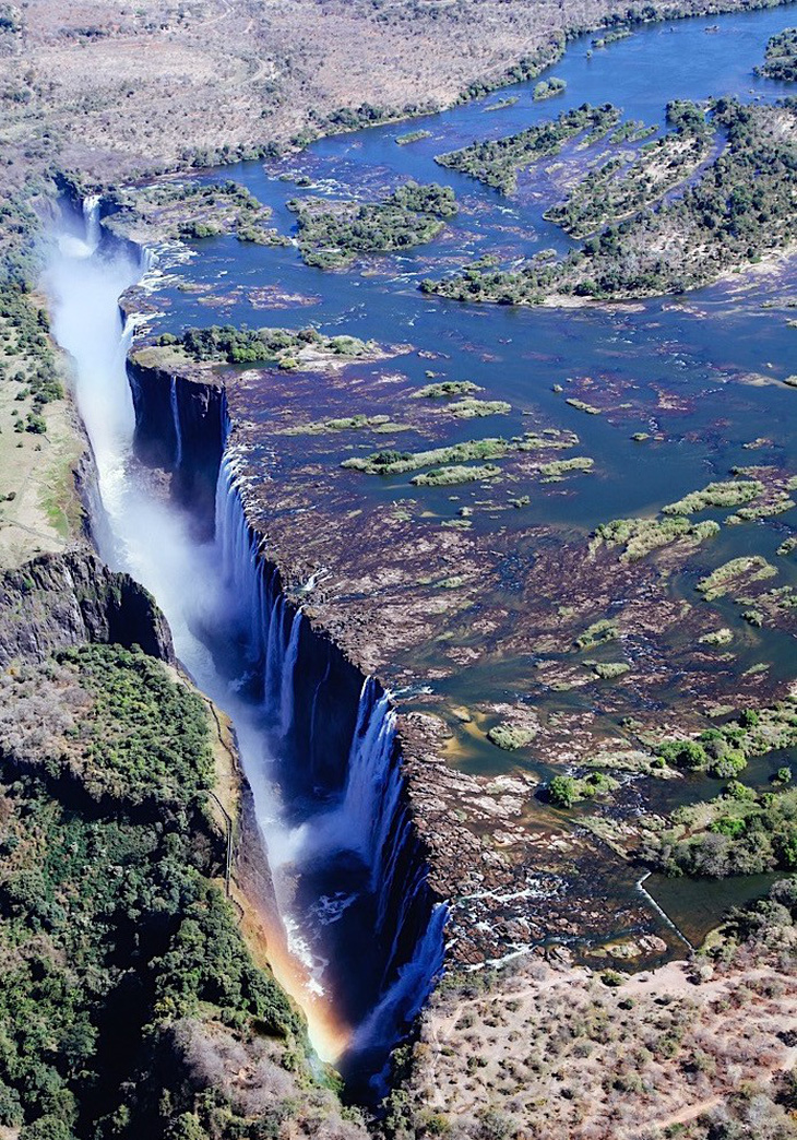 Leo lên trực thăng ngắm thác nước đẹp nhất thế giới - Ảnh 9.