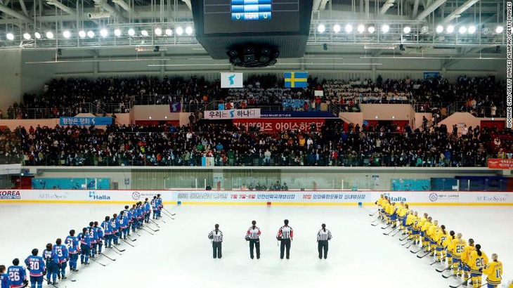 Đội hockey nữ liên Triều đấu giao lưu với đội Thụy Điển - Ảnh 2.