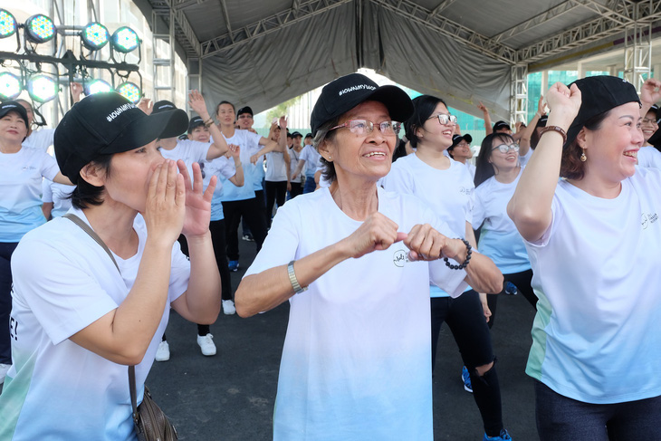 Chiến binh ung thư hào hứng nhảy flashmob - Ảnh 5.