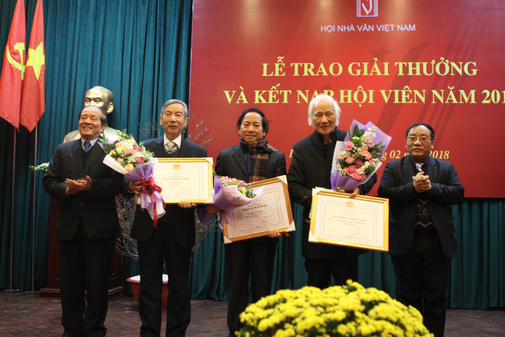 Nộp đơn 20 năm mới được kết nạp hội nhà văn Việt Nam - Ảnh 1.
