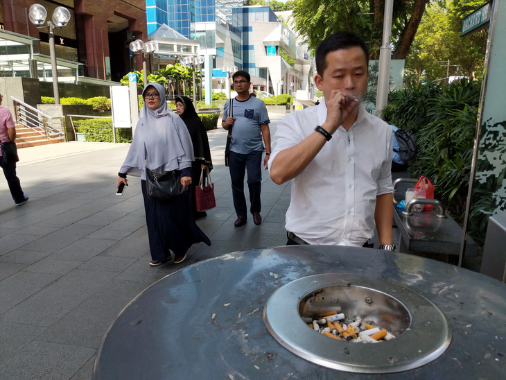 Người Việt mất 26 triệu đồng vì điếu thuốc lá ở Singapore - Ảnh 1.