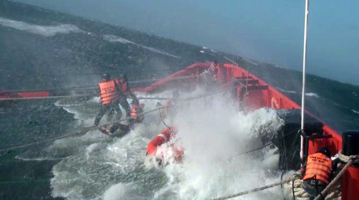 Cảnh sát biển cứu sống 12 ngư dân trước tết - Ảnh 2.