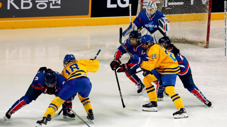 Đội hockey nữ liên Triều đấu giao lưu với đội Thụy Điển - Ảnh 1.