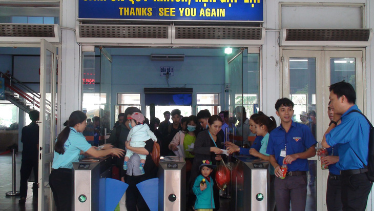 Ngày cao điểm đầu tiên, Ga Sài Gòn đưa 13.500 hành khách về quê - Ảnh 1.