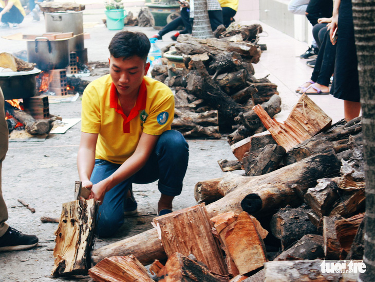 Sinh viên miền Nam gói bánh chưng xanh - Ảnh 11.