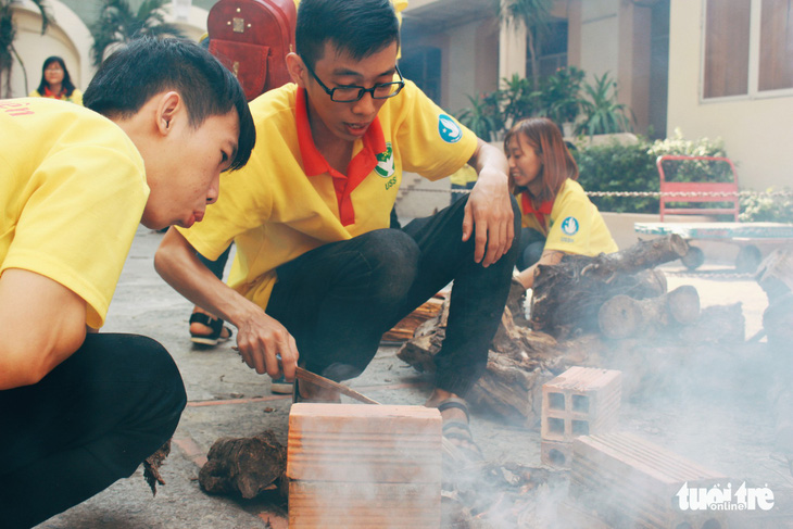 Sinh viên miền Nam gói bánh chưng xanh - Ảnh 13.