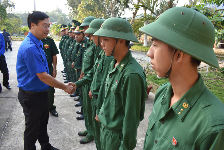 Anh Lê Quốc Phong chúc tết 3 xã khó khăn ở An Giang - Ảnh 1.