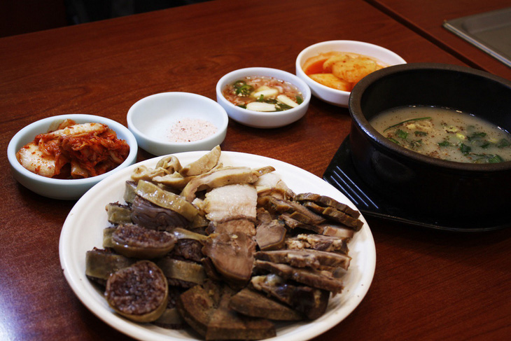Chợ Gwangjang - thiên đường ẩm thực đường phố giữa lòng Seoul - Ảnh 2.