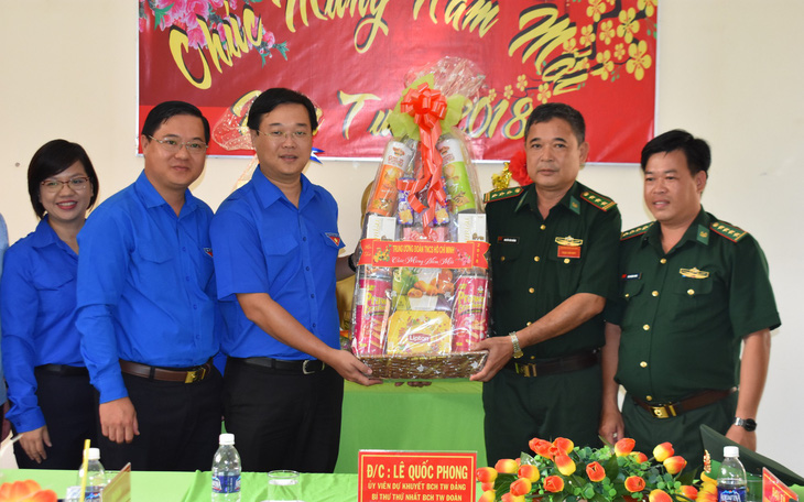 Anh Lê Quốc Phong chúc tết 3 xã khó khăn ở An Giang