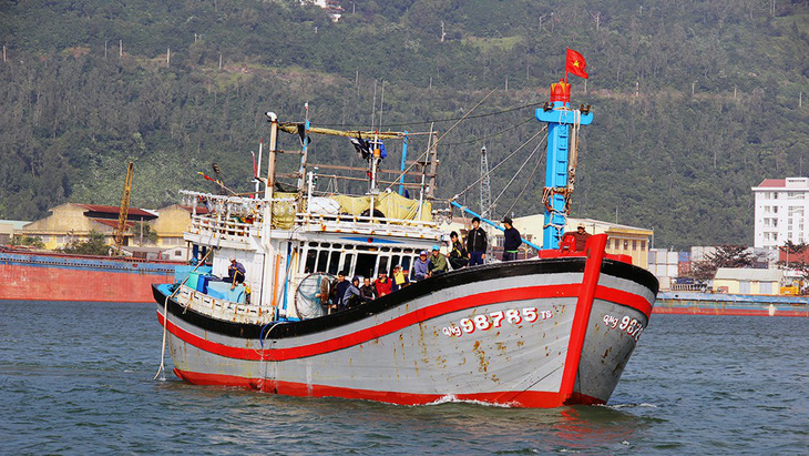 Ngư dân Quảng Ngãi cứu sống tay chơi thuyền buồm Mỹ gặp nạn - Ảnh 2.
