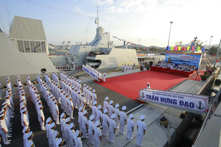 Thượng cờ 2 tàu hộ vệ tên lửa Trần Hưng Đạo và Quang Trung - Ảnh 1.