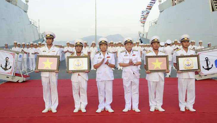 Thượng cờ 2 tàu hộ vệ tên lửa Trần Hưng Đạo và Quang Trung - Ảnh 4.