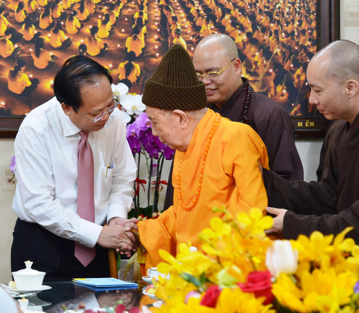 Lãnh đạo TP.HCM thăm, chúc Tết đại diện Giáo hội Phật giáo - Ảnh 1.