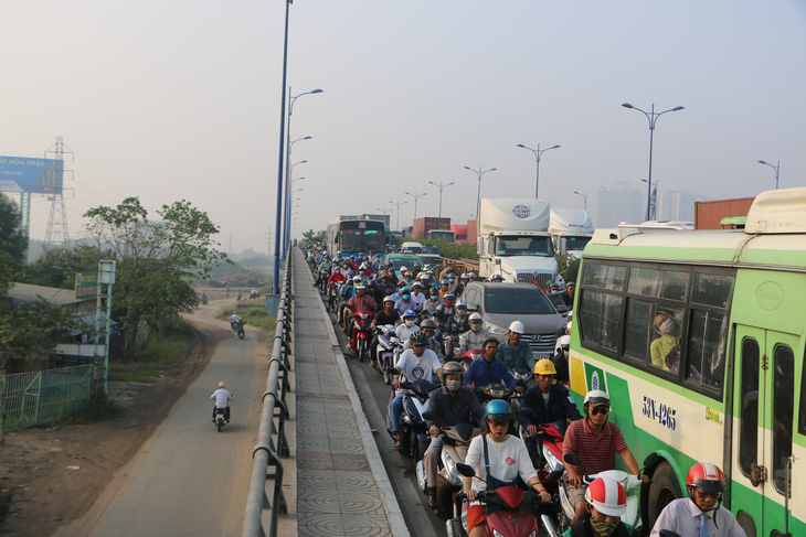 Càng về cuối năm, xa lộ Hà Nội càng kẹt cứng - Ảnh 3.