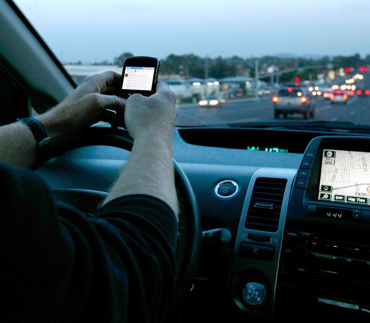 Pháp cấm vừa lái xe vừa nhắn tin, kể cả khi dừng đèn đỏ - Ảnh 1.