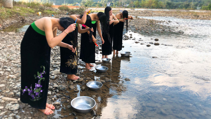 Tết vùng cao: Gội đầu ngày 30 tết - Ảnh 1.