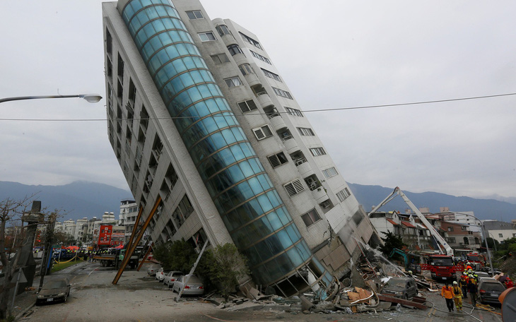 Video các tòa nhà nghiêng ngả sau động đất ở Đài Loan