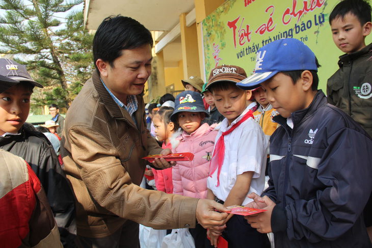 Học trò vùng tâm lũ Bình Minh hớn hở nhận quà tết từ Tuổi Trẻ - Ảnh 4.