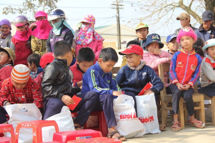 Học trò vùng tâm lũ Bình Minh hớn hở nhận quà tết từ Tuổi Trẻ - Ảnh 6.