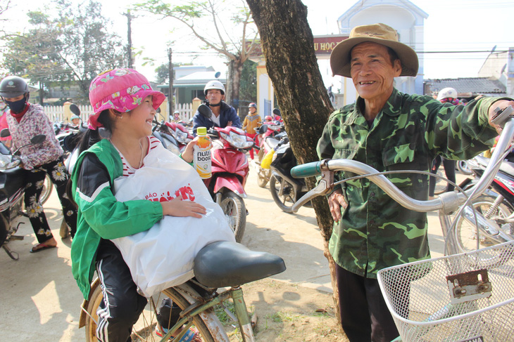 Học trò vùng tâm lũ Bình Minh hớn hở nhận quà tết từ Tuổi Trẻ - Ảnh 7.