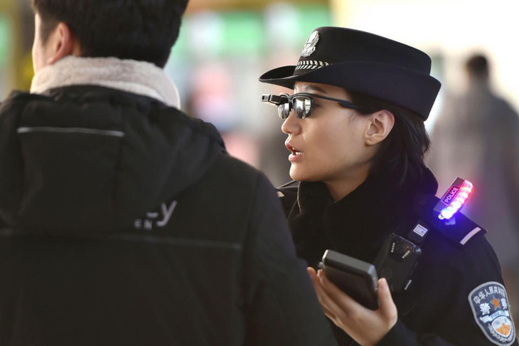 Cảnh sát Trung Quốc đeo kính thần dò tội phạm - Ảnh 3.