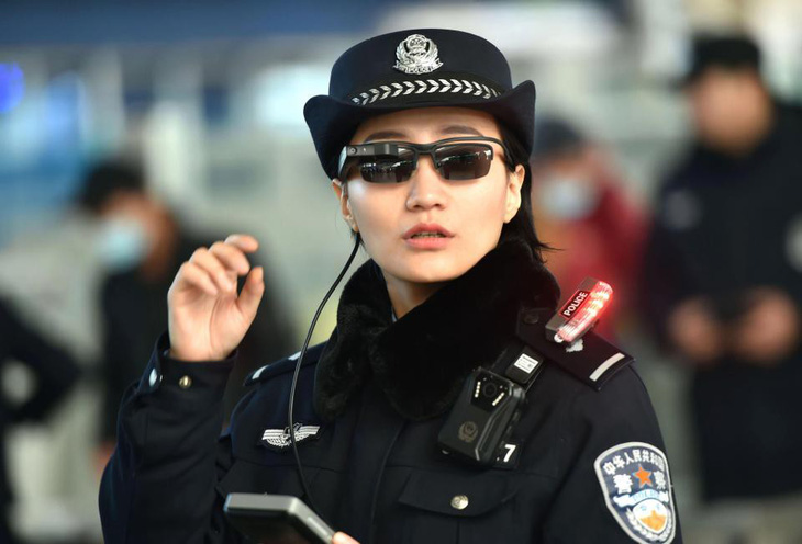 Cảnh sát Trung Quốc đeo kính thần dò tội phạm - Ảnh 1.