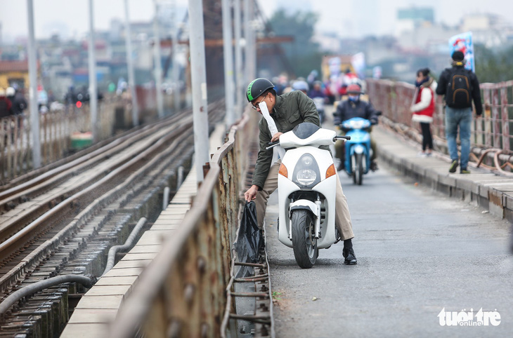 Chàng Tây dọn rác ngày cúng Táo Quân - Ảnh 9.