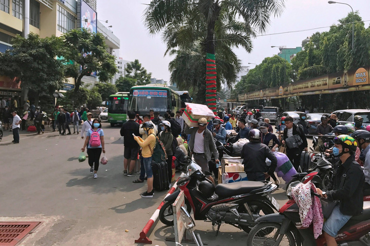 Hà Nội, Sài Gòn: Chen nhau mua vé xe về quê - Ảnh 1.