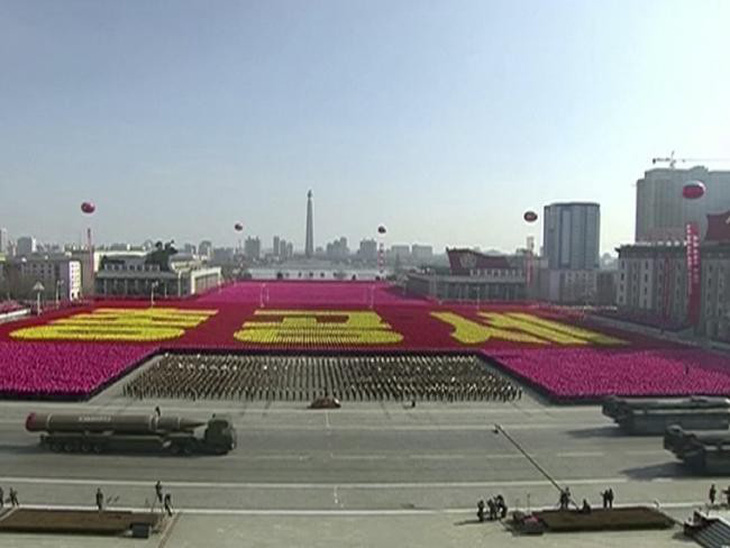 Triều Tiên khoe hàng trăm tên lửa trước thềm Olympic - Ảnh 8.