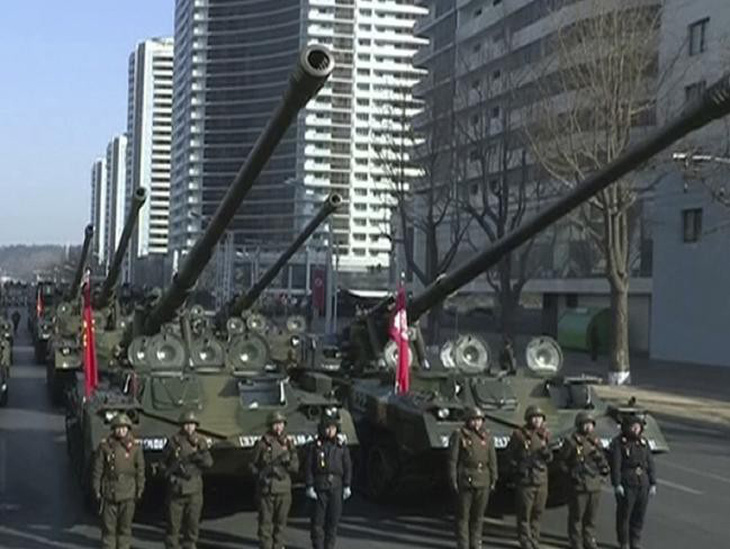 Triều Tiên khoe hàng trăm tên lửa trước thềm Olympic - Ảnh 5.