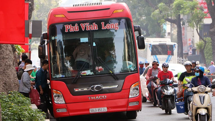 Xe đò đường phố nhộn nhịp cạnh tranh xe trong bến - Ảnh 2.
